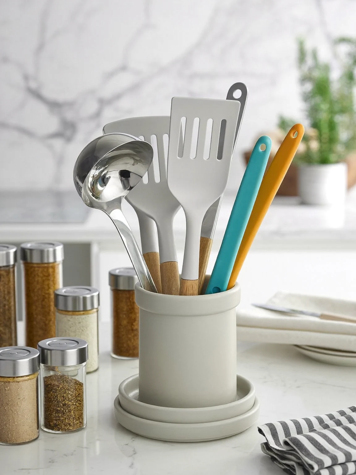 Nahansicht einer Illustration mit Details typischer Küchenhelfer